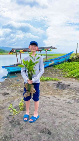 Salah satu peserta merupakan siswa SD mengikuti penanaman Mangrove (Foto: IG @ppbmyaragi) 