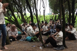 Sesi diskusi pasca penanaman Mangrove (Foto: Nadia Nareswari - Earth Hour Jogja)