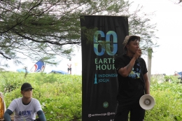 Penjelasan tentang manfaat menanam Mangrove oleh koordinator Earth Hour (Foto: Nadia Nareswari - Earth Hour Jogja)