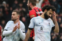 Ekspresi pemain Liverpool, Mohamed Salah (kanan), usai gagal mencetak gol dari titik penalti dalam laga melawan Bournemouth pada pekan ke-27 Liga Inggris 2022-2023. Laga Bournemouth vs Liverpool yang digelar di Vitality Stadium pada Minggu (11/3/2023) itu berakhir dengan kemenangan 1-0 tim tuan rumah. (Foto: AFP/STEVE BARDENS via kompas.com)