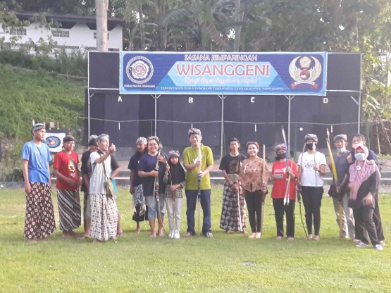 Foto bersama KJOG setelah latihan Jemparingan
