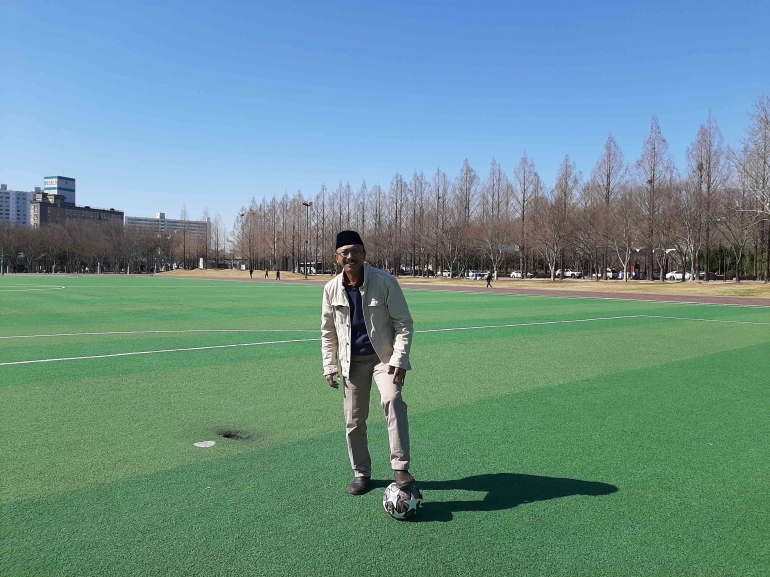 Pamer lapangan rumput hijau untuk sepakbola di Universitas Chonnam, Gwangju. Dokumen pribadi.
