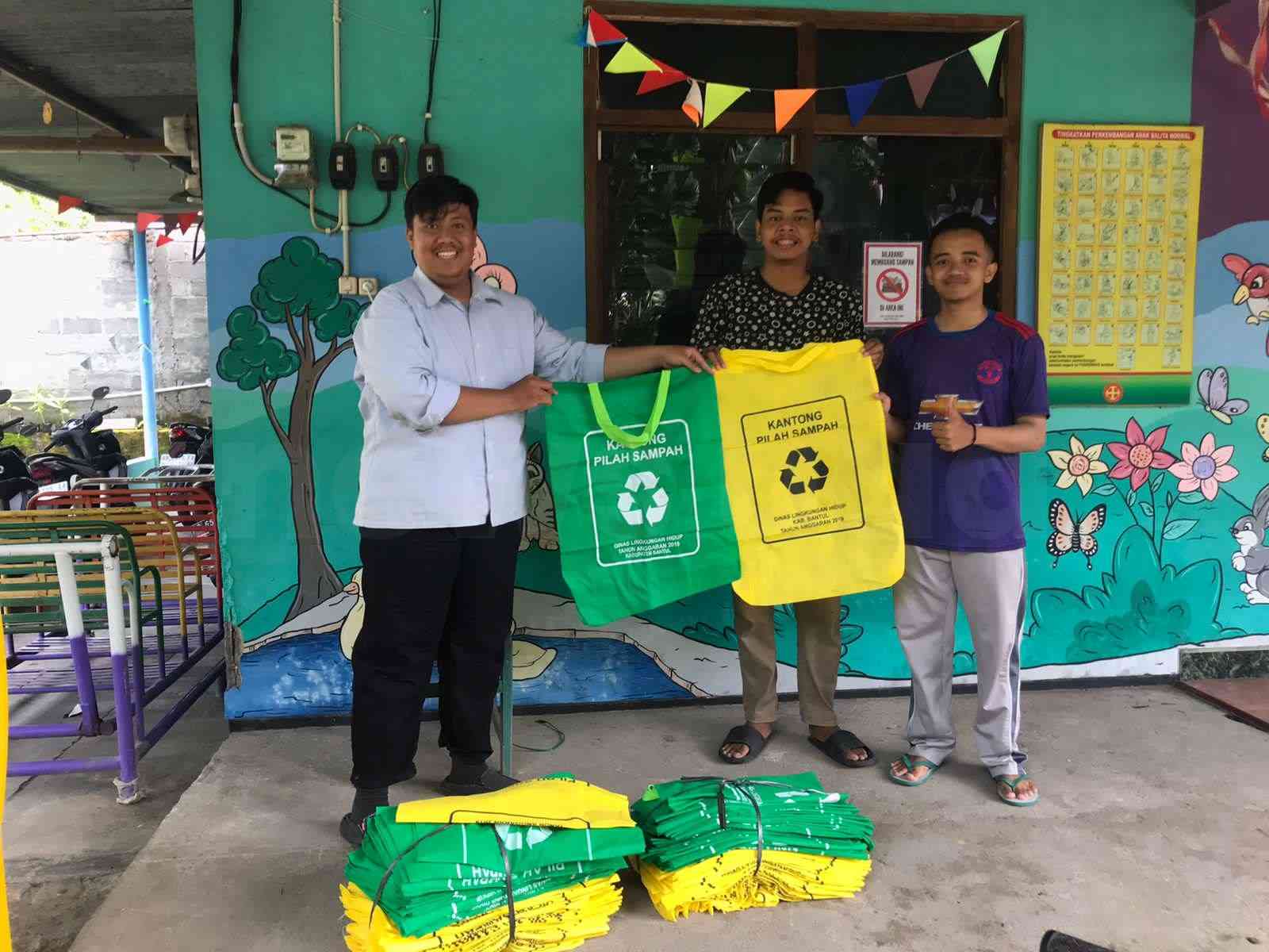 Foto Artikel : KKN UAD Gunakan Kantong Pilah Untuk Sedekah Sampah ...