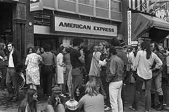 Kesibukan di cabang Amex, 1974 (Sumber: Wikipedia)