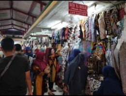 Pusat batik dan baju dari bahan batik di bagian dalam Pasar Beringharjo (Foto: Dok pribadi)