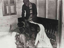 Salah satu bagian dalam ritual Entas-entas di Podokoyo, Pasuruan, sekira 1941-1953. Sumber: Tropenmuseum Belanda