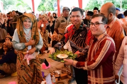 Pj Walikota dan Ketua DPRK Banda Aceh pada festival Teut Apam 2023. Sumber : Ahlul fikar via masakini.co