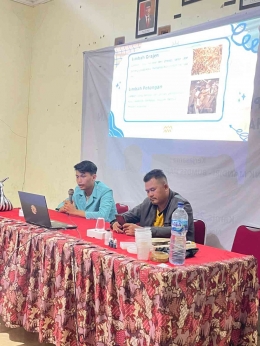 Pembukaan Sosialisasi Pemanfaatan Limbah Kayu Menjadi Barang Fungsional Oleh Pemateri dan Kepala Desa Manggung (Dok. Kelompok 36)