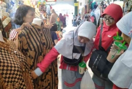 Siswa MTsN 4 Kota Surabaya (berseragam merah abu-abu) belajar bertransaksi di pasar Beringharjo, menawar harga batik yang ditawarkan oleh pembeli  (Foto: Dok pribadi)