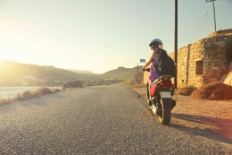 Gambar hanya pemanis, ilustrasi wanita yang mengendarai motor. Sumber: Pexels/Andrea Piacquadio.