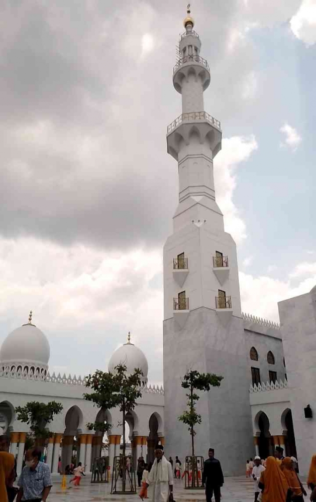 Bagian tengah masjid (Dokumentasi pribadi Agustina)