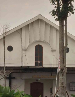 Gereja depan masjid (Dokumentasi pribadi Agustina)
