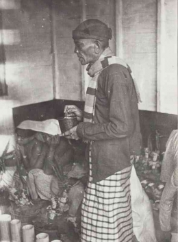 Dhukun memimpin Entas-entas di Podokoyo, Pasuruan, sekira 1941-1953. Sumber: Tropenmuseum