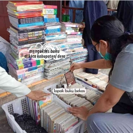 Berbelanja buku bekas di lapak buku etek gapok di pusat pasar Kabanjahe (Foto dokumentasi Dian Nangin)