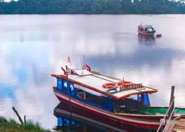 Perahu di Danau Nibung (sumber : travelingmedan.com) 