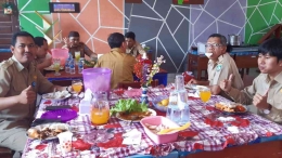 Guru sedang menikmati makanan karya siswa. Sumber foto: Dokumen Iip Priyanto