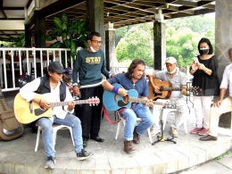 Gang Geriatric Millennial sedang reuni dan  bernyanyi santai di Kebun Raya Bogor. Foto : Parlin Pakpahan.