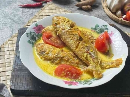 Ikan Bumbu Kuning sebagai Pelengkap Papeda (Sumber: Detik Food Com)