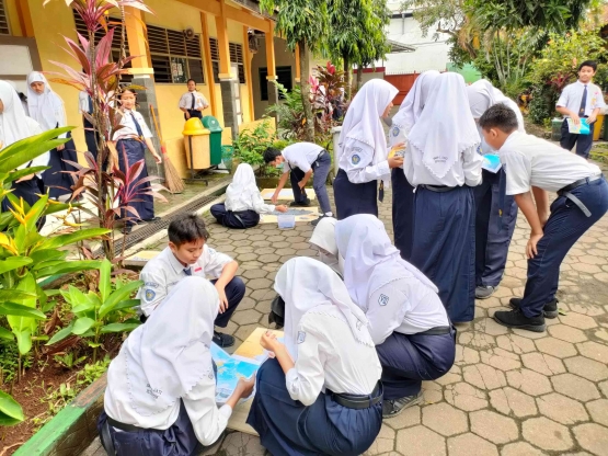 Ilustrasi siswa Kelas 7 membuat peta Indonesia dari bubur kertas, Rabu (15/3/2023), di SMP 1 Jati, Kudus, Jawa Tengah (Dokumentasi pribadi)