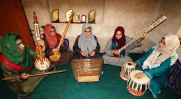 Sebuah kelompok musik wanita tradisional dari Jammu dan Kashmir memainkan musik Sufiyana di Kashmir. | Sumber: Bilal Bahadur/Kashmir Life