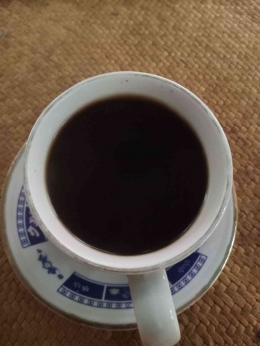 Secangkir kopi pahit disuguhkan atas permintaan sendiri di salah satu acara kedukaan. Sumber foto: dok. pribadi.