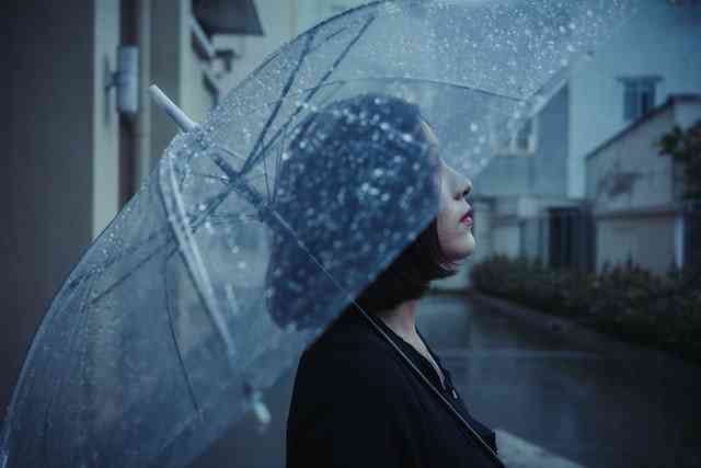 ilustrasi mengenang kenangan lama saat hujan-photo by khoa vo from pexels