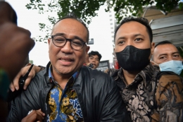 Ilustrasi: Bekas pejabat eselon III Direktorat Jenderal Pajak Kementerian Keuangan Rafael Alun Trisambodo (kiri) selesai diperiksa di Gedung Komisi Pemberantasan Korupsi (KPK), Jakarta, Rabu (1/3/2023). (Foto: FAKHRI FADLURROHMAN)