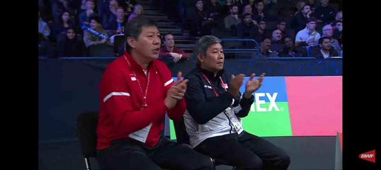 Pelatih mendampingi (Bidik Layar YouTube.com/BWF TV)