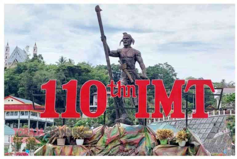 Monumen mini Perayaan 110 Tahun Injil Masuk Toraja di depan Patung Lakipadada, Plaza Makale, Tana Toraja.