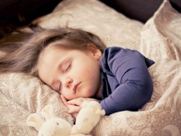 Ilustrasi Tidur (Sumber: https://pixabay.com/id/photos/bayi-gadis-tidur-sedang-tidur-1151351/)