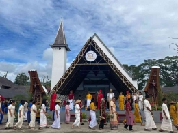 Panggung utama perayaan 110 Tahun IMT di depan gedung Gereja Toraja Jemaat Elim Rantepao. Sumber Foto: Alexander Mangoting.