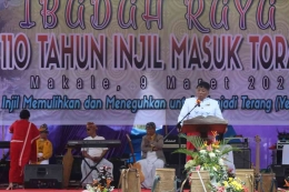 Bupati Tana Toraja, Theofilus Allorerung menyampaikan sambutan pada Ibadah Raya I. Sumber Foto: Alexander Mangoting.
