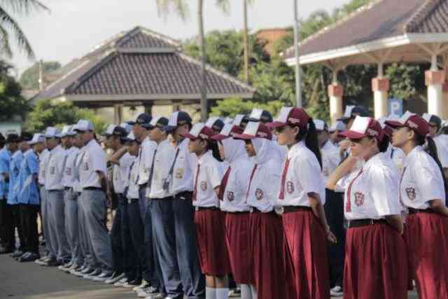 Sejarah Penggunaan Seragam Sekolah Di Indonesia - Kompasiana.com