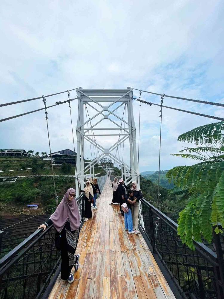 Jembatan gantung sepanjang 180 meter dengan ketinggian 100 meter (Dokumen pribadi)
