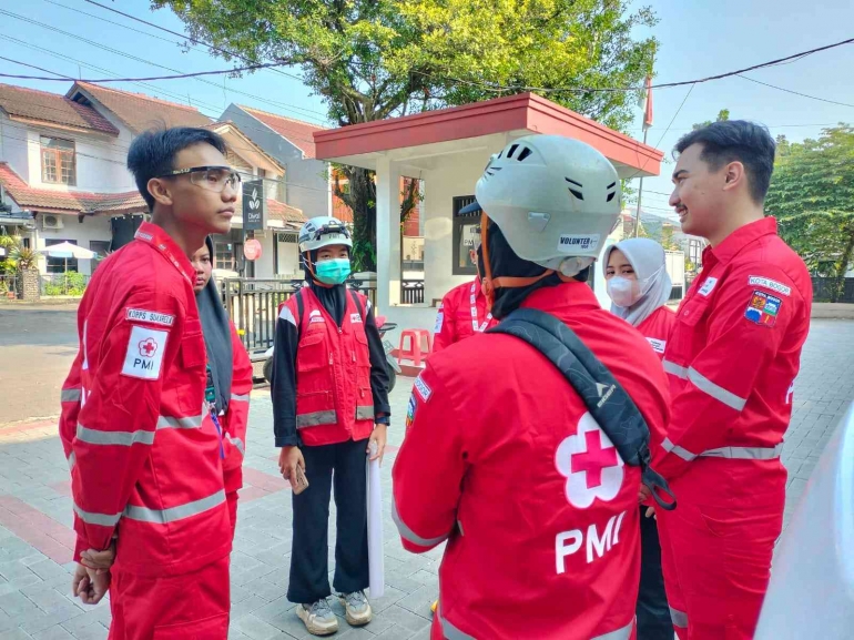 Personil KSR PMI Kota Bogor melaksanakan briefing pagi sebelum berangkat ke lokasi longsor (Dokpri)