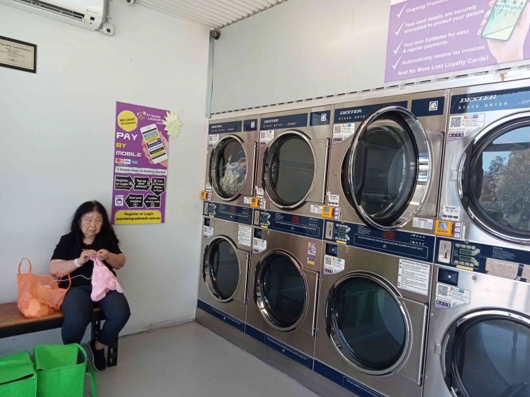 Sambil menunggu pakaian dikeringkan washing machine, istri tercinta memanfaatkan waktu untuk menjahit pakaian cicit/Dokumentasi pribadi