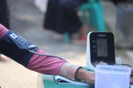 Pemeriksaan tekanan darah termasuk dalam bagian medical check up. (Foto: Unsplash.com/Mufid Majnun)