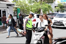 Ditlantas Polda Bali lakukan tilang manual pada WNA yang melanggar peraturan lalu lintas (DOK. POLDA BALI)