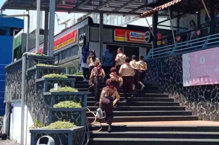 Memakai seragam Pramuka masuk MOG Malang lewat jalan belakang. | Dokumen pribadi 
