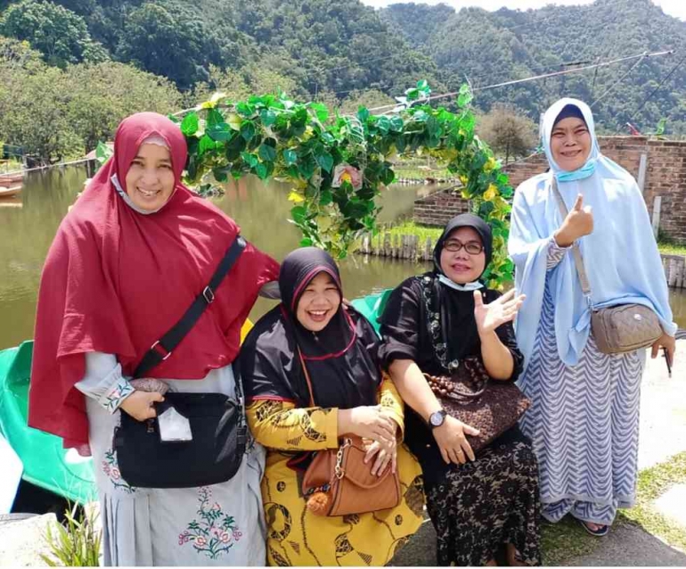 Image caption dokpri, kebersamaan kami saat jalan-jalan ke puncak Lawang Sumatera Barat 