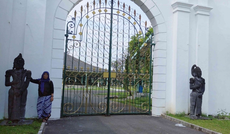 Pintu Gerbang Istana Mangkunegara Solo, foto: Selsa