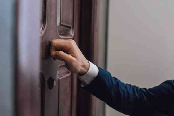 Ilustrasi mengetuk pintu| Sumber: istockphoto.com