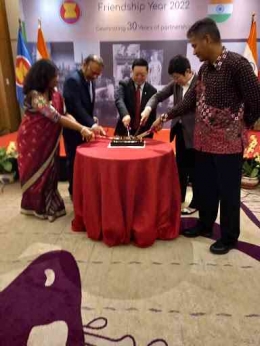 Duta Besar India untuk ASEAN Jayant N. Khobragade (kedua dari kiri) bersama tamu undangan sedang memotong kue di Jakarta. | Sumber: Veeramalla Anjaiah