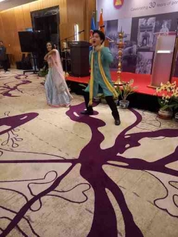 Dua penari sedang menari tarian Bollywood di acara resepsi India-ASEAN di Jakarta. | Sumber: Veeramalla Anjaiah