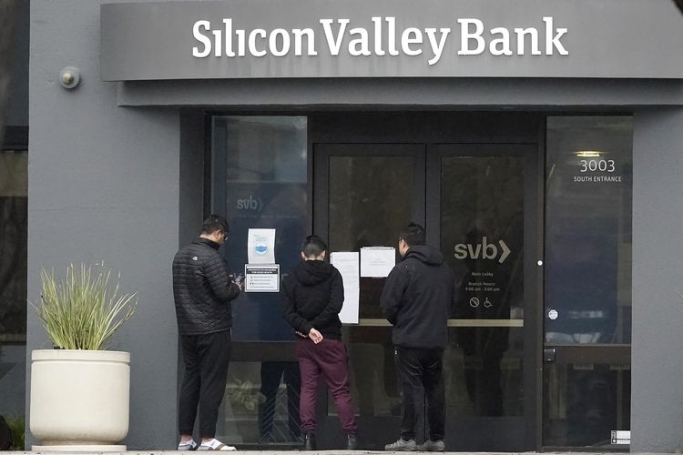Pemandangan ketika warga setempat melihat tanda pemberitahuan di pintu masuk Bank Silicon Valley di Santa Clara, California, Amerika Serikat, Jumat (10/3/2023).| Dok AP PHOTO/JEFF CHIU via Kompas.com