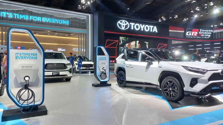 Toyota RAV4 GR Sport PHEV dan Innova Zenix Hybrid di Toyota Gaikindo Jakarta Auto Week 2023 (dokpri)