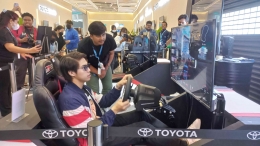 El Rumi mencoba Racing Simulator Gazoo Racing di Toyota Gaikindo Jakarta Auto Week 2023 (dokpri)