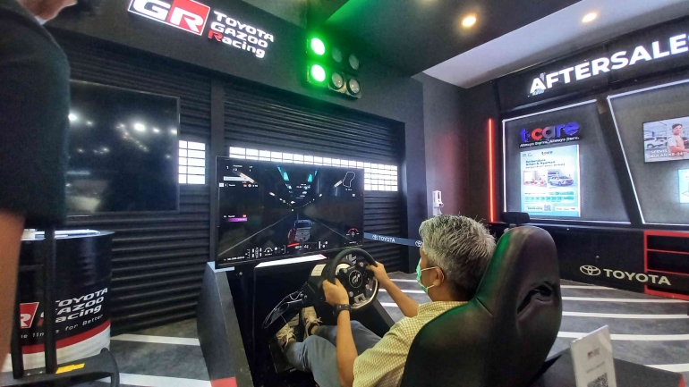 Penulis mencoba Racing Simulator Gazoo Racing (dokpri)