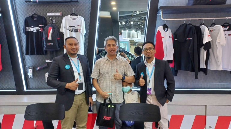 Penulis bersama Om Thomas dan Om Harri dari Team Toyota Gazoo Racing (dokpri)