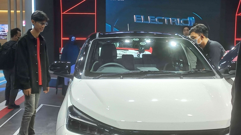 Dipo Dwiki dengan All New Agya GR Sport di Toyota Gaikindo Jakarta Auto Week 2023 (dokpri)